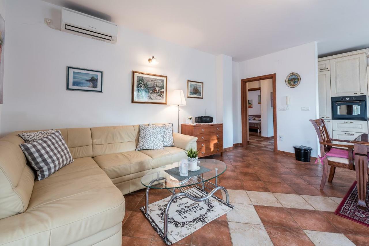 Apartments Jelavic Sutomiscica ภายนอก รูปภาพ