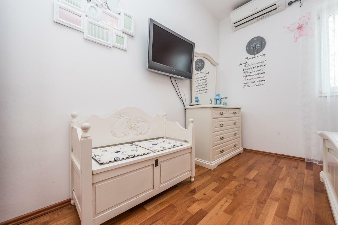 Apartments Jelavic Sutomiscica ภายนอก รูปภาพ